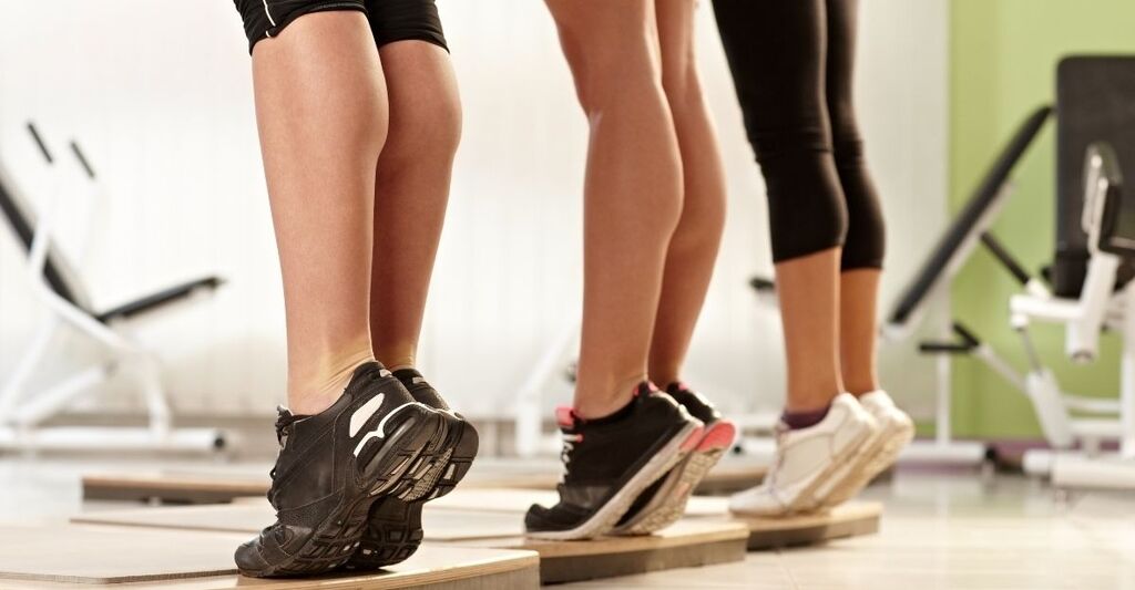 polpacci di 3 donne in palestra