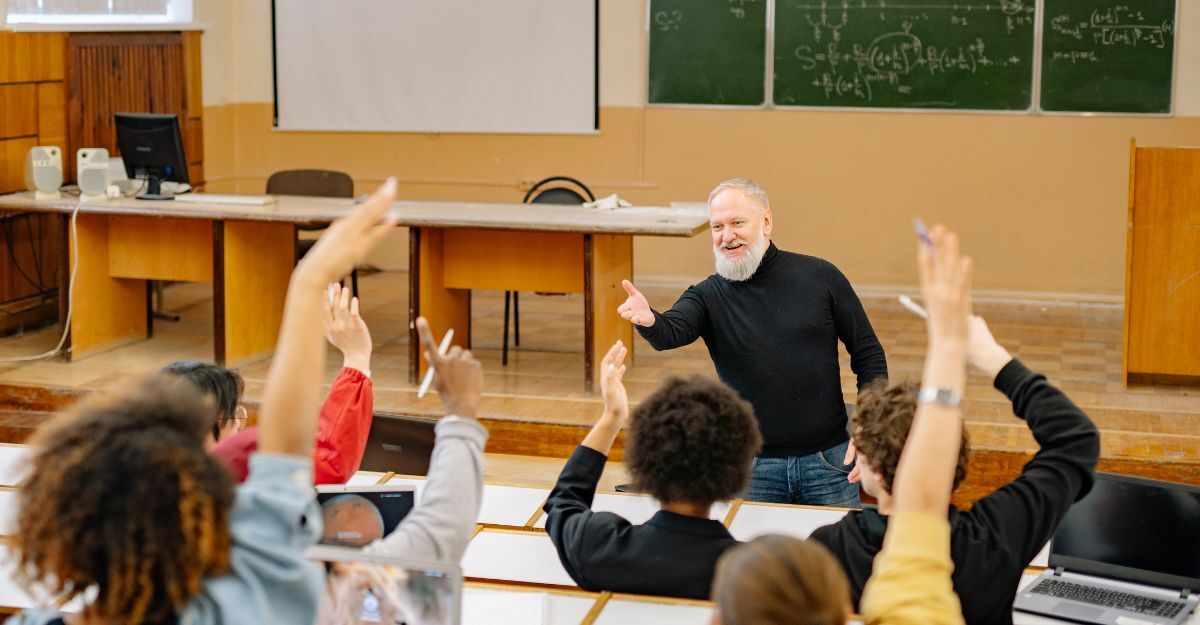 Un insegnante tiene una lezione davanti ai suoi studenti