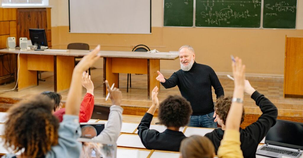 Un insegnante tiene una lezione davanti ai suoi studenti