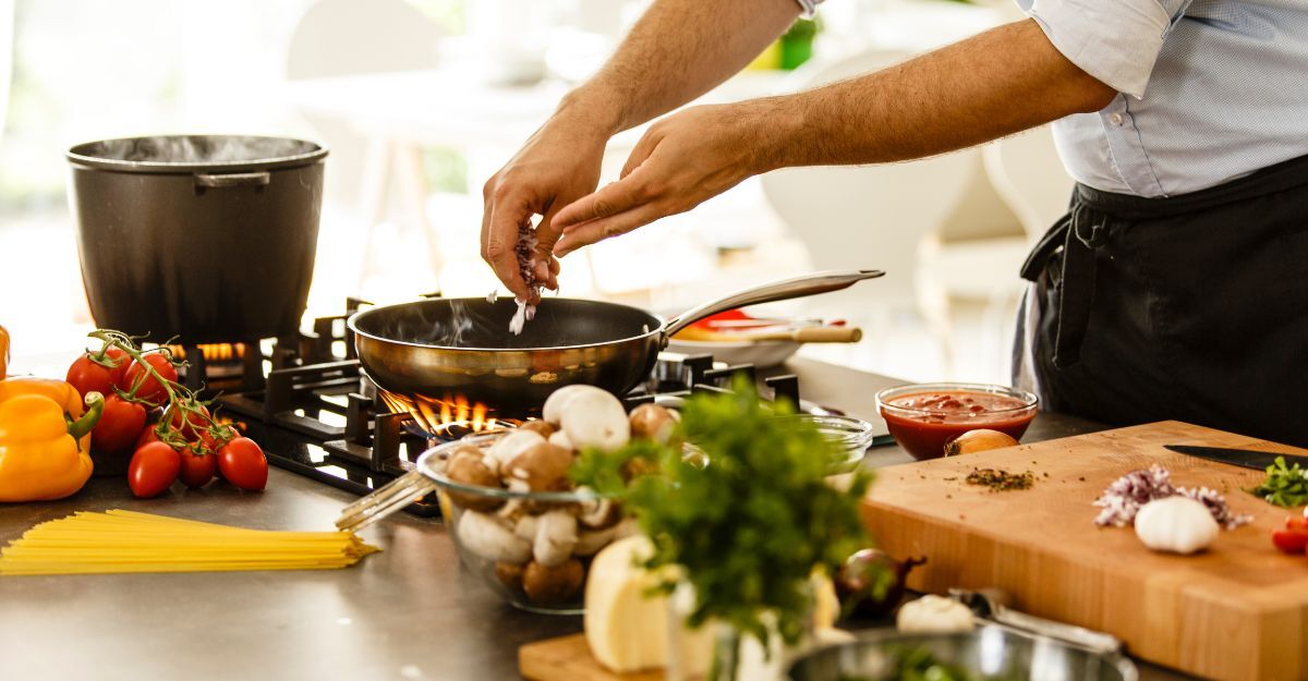 Una persona che cucina verdure in cucina