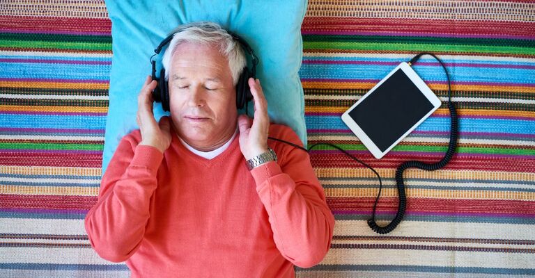 persona ascolta musica sul letto