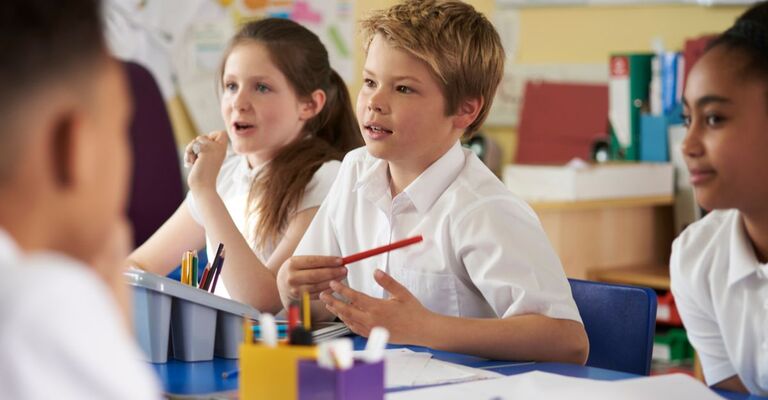 Dei bambini a scuola