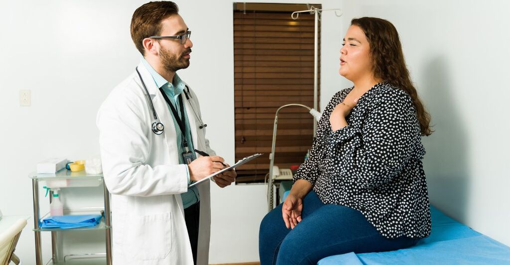 persona ammalata viene visitata dal medico
