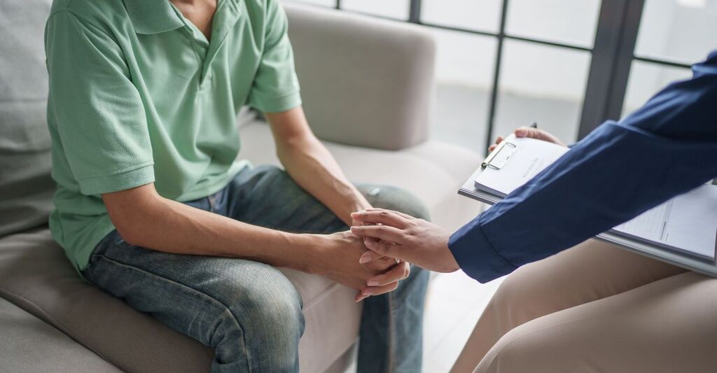 Una persona riceve sostegno psicologico