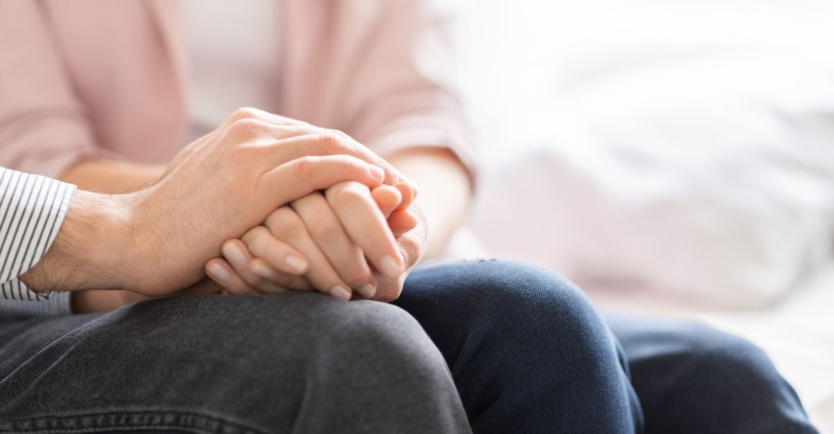 Una persona riceve sostegno psicologico