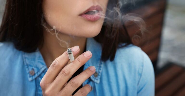 Una ragazza che fuma