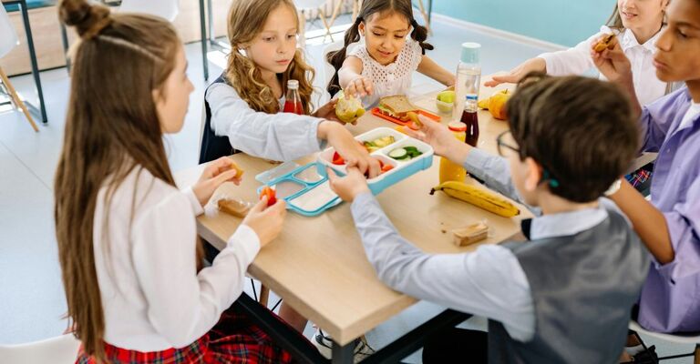 Dei bambini in una mensa scolastica
