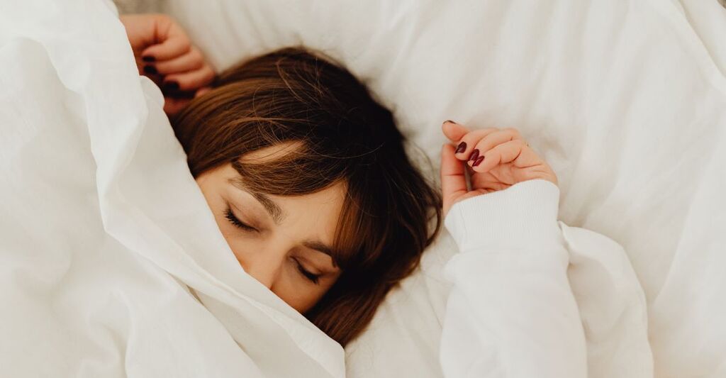 Una ragazza che dorme