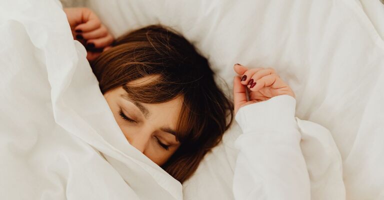Una ragazza che dorme