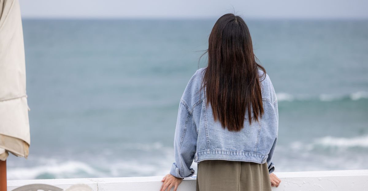 persona guarda il mare