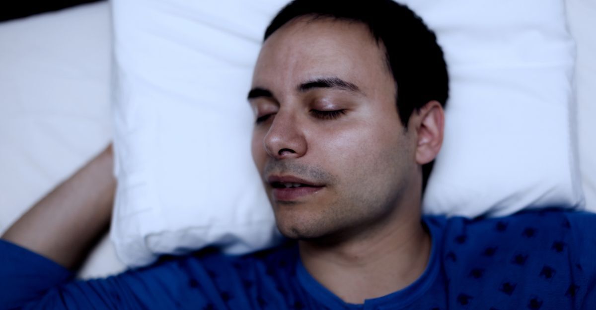 Un ragazzo che dorme con la bocca aperta
