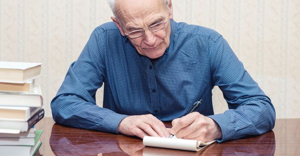 Un anziano che scrive
