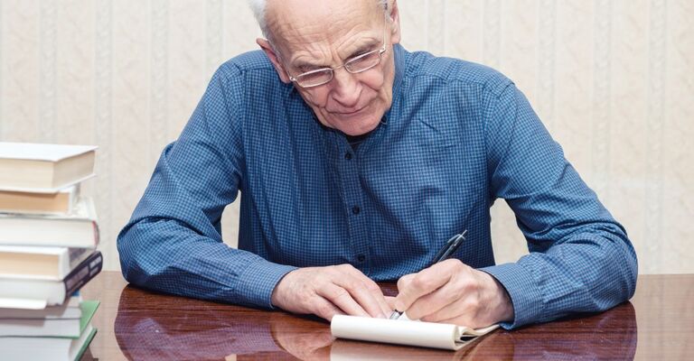 Un anziano che scrive