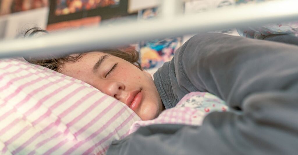 Un ragazzino che dorme