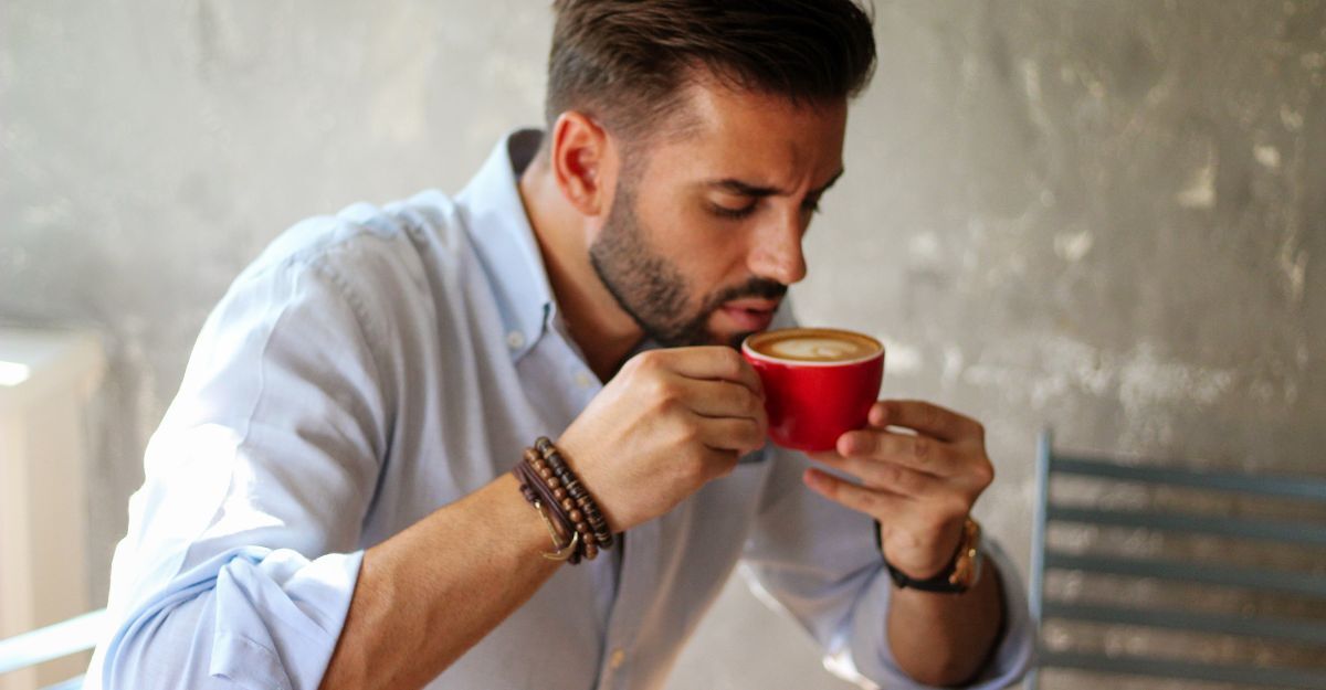 Un ragazzo che beve caffè