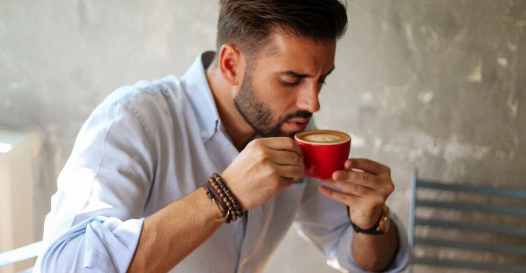 Un ragazzo che beve caffè
