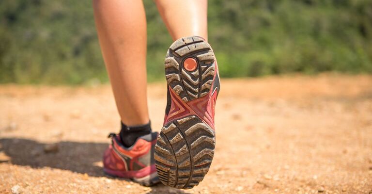 I piedi di una ragazza con scarpe che cammina