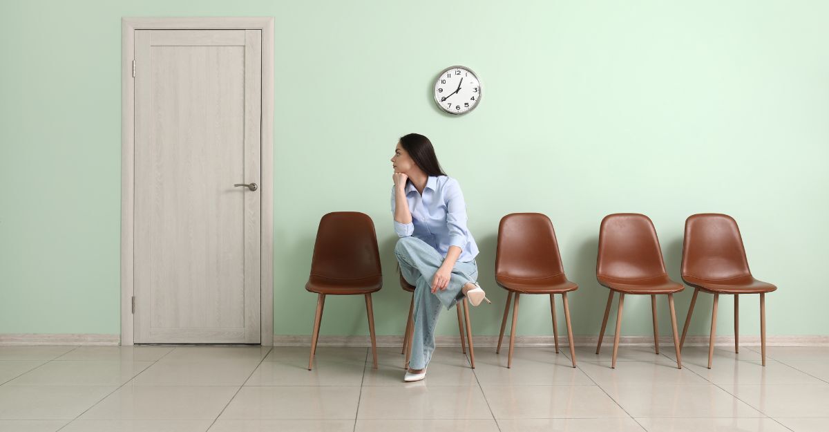 Una ragazza in una sala d'attesa di un ambulatorio