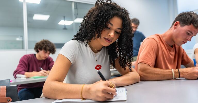 Ragazzi che fanno un test in università