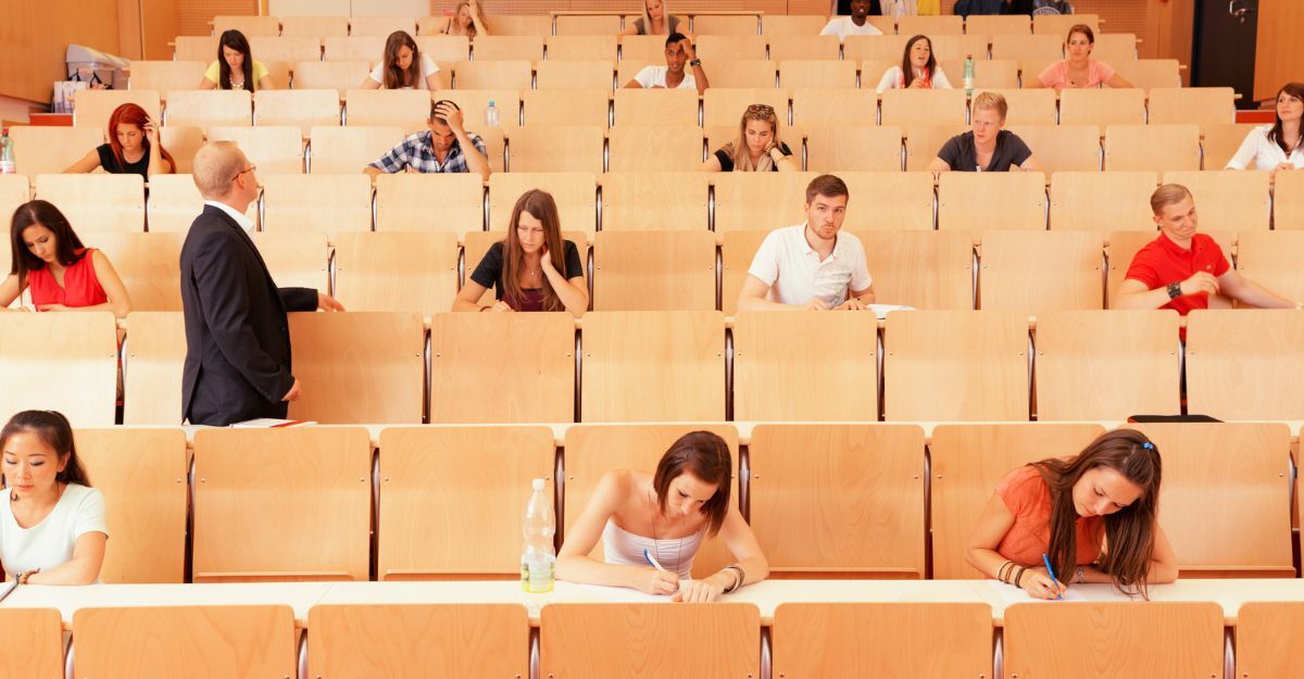 Ragazzi che fanno un test in università