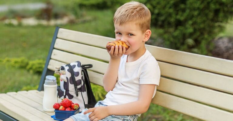Un bambino che fa merenda