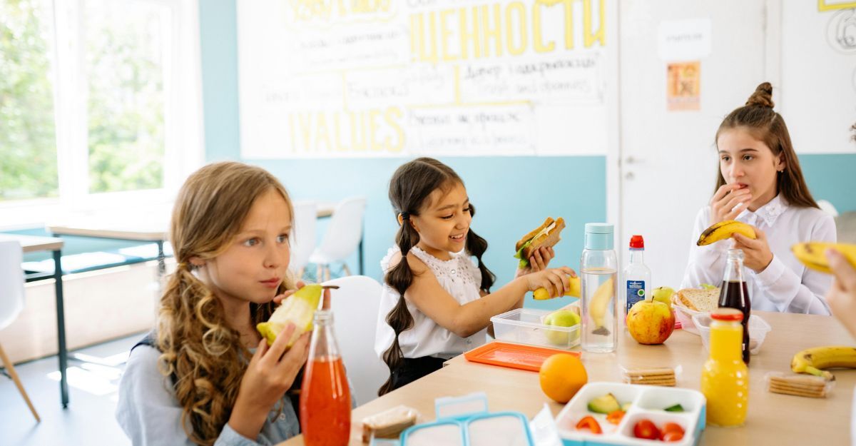 Delle bambine che fanno merenda