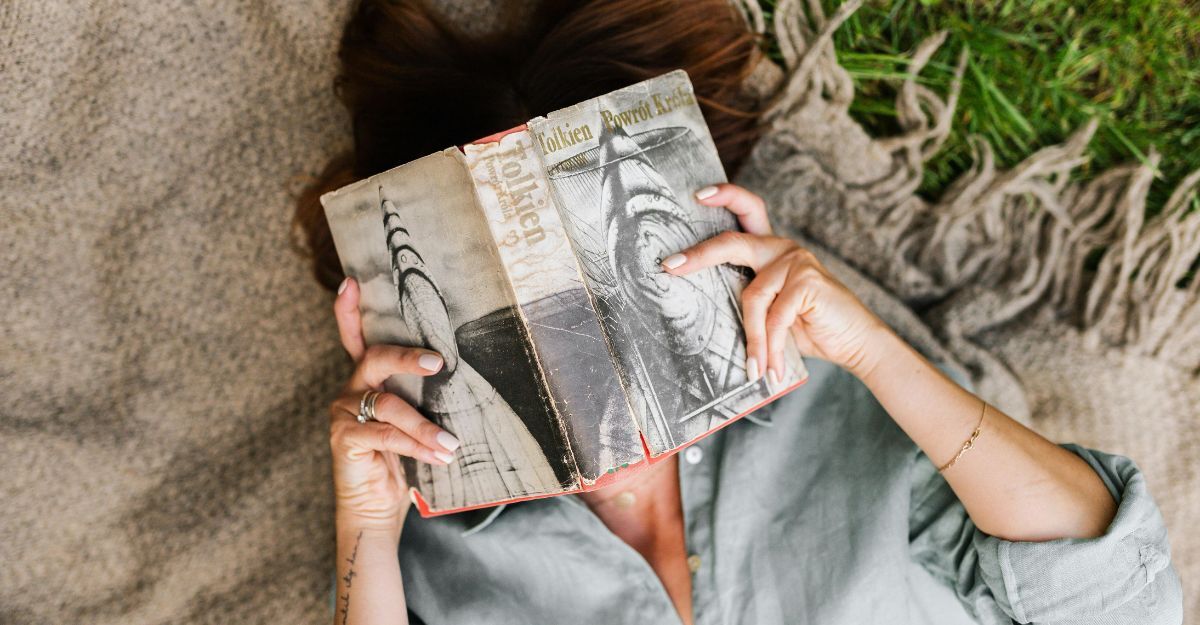 ragazza legge un libro sul prato