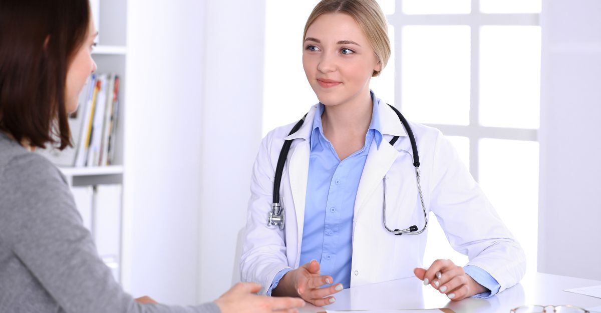 Un medico che parla con un paziente