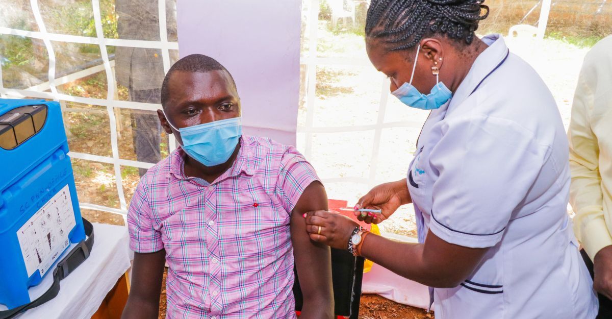 Un medico fa una vaccinazione ad un paziente