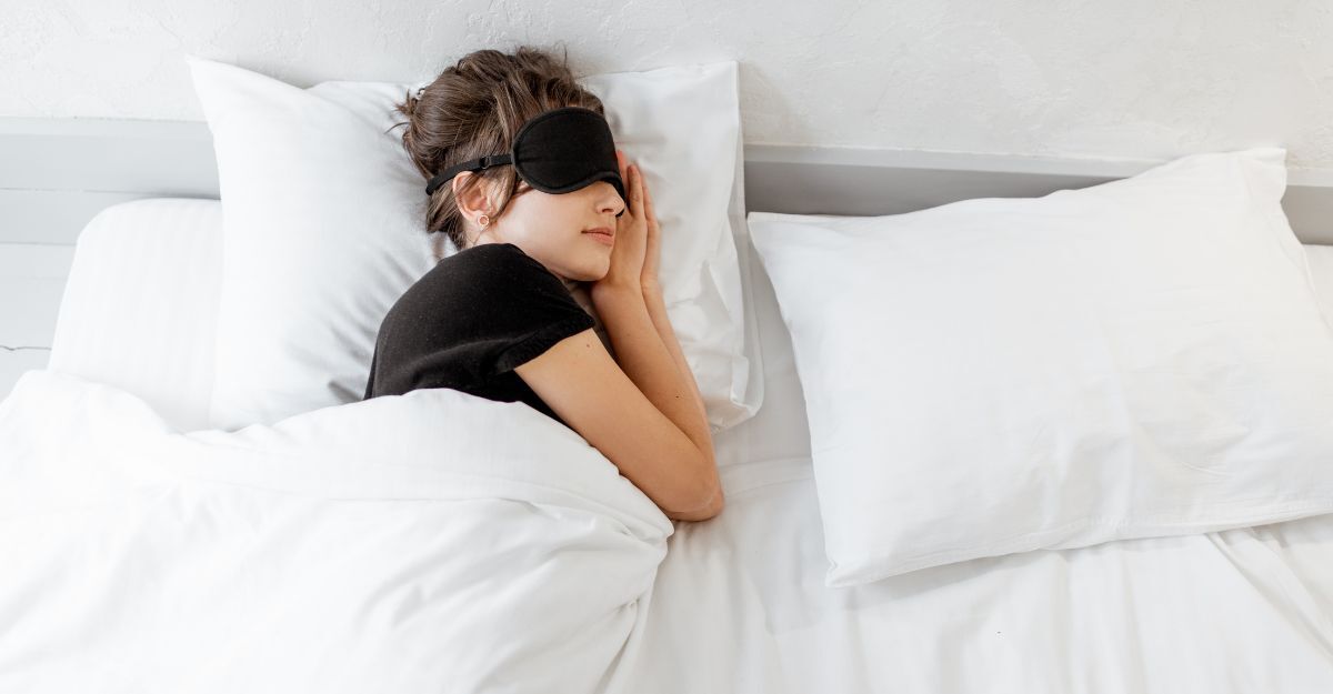 Una ragazza che dorme con la mascherina sugli occhi