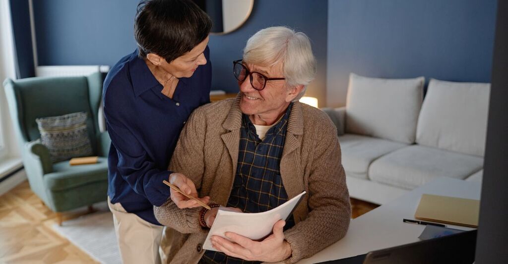 caregiver assiste anziano