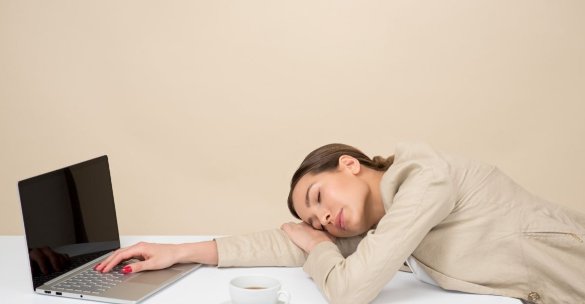 Una ragazza addormentata al lavoro, davanti al computer