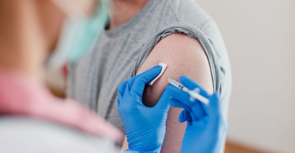 Un paziente che si fa fare una vaccinazione 