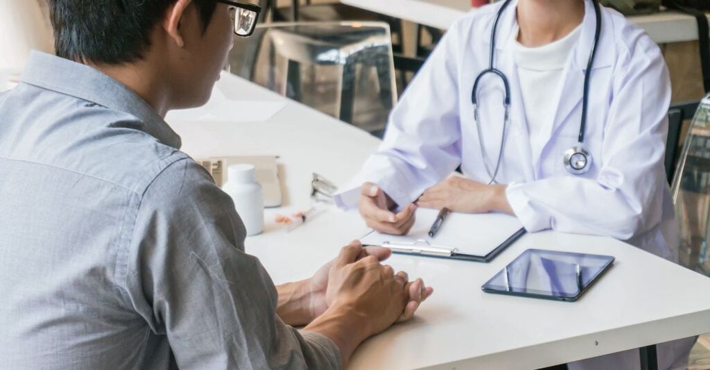 Un paziente che parla con un medico