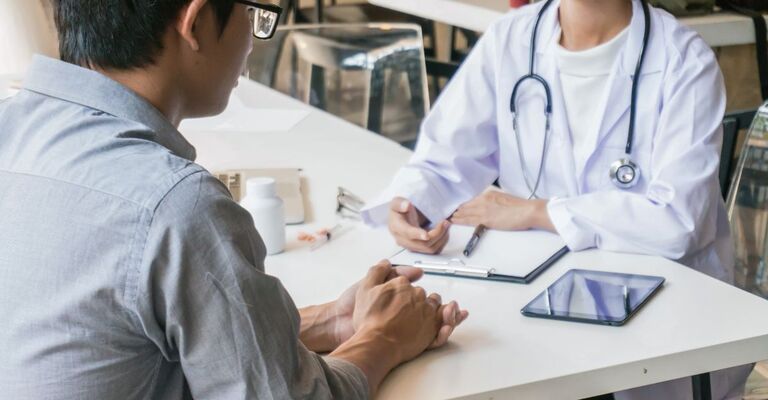 Un paziente che parla con un medico