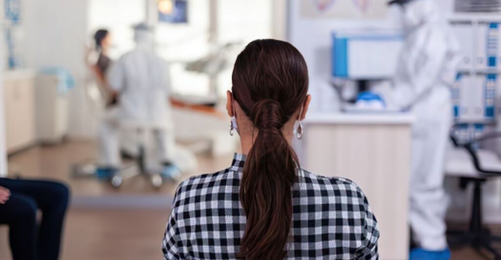 donna in attesa in una sala medica