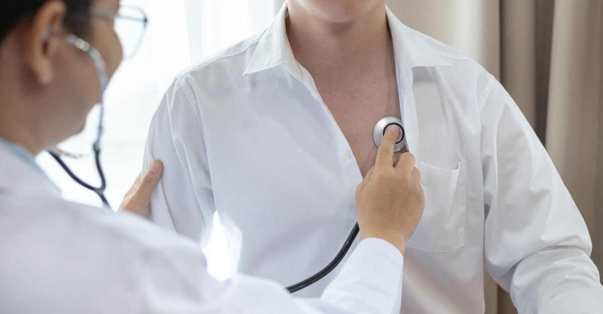 Un cardiologo che visita al cuore un paziente