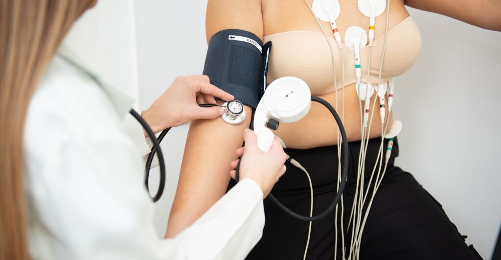 ragazza fa elettrocardiogramma