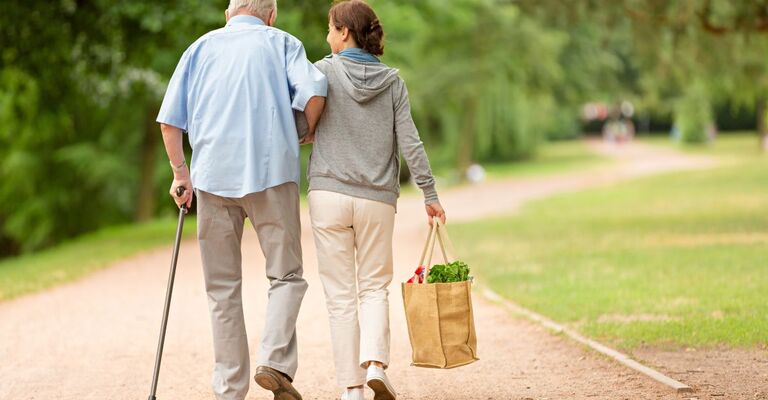 caregiver aiuta persona anziana