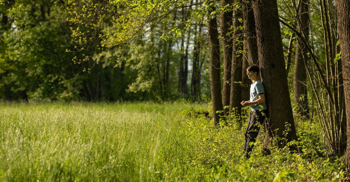 ragazzo appoggiato ad un albero
