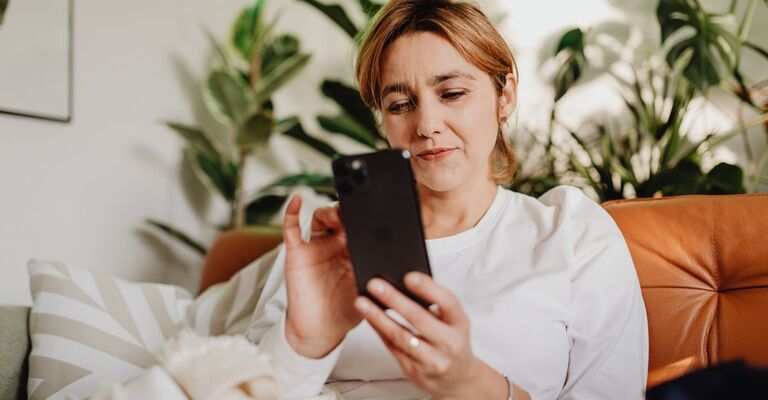 Una donna con smartphone in mano