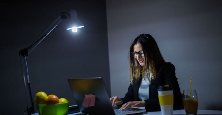 ragazza lavora al pc di notte