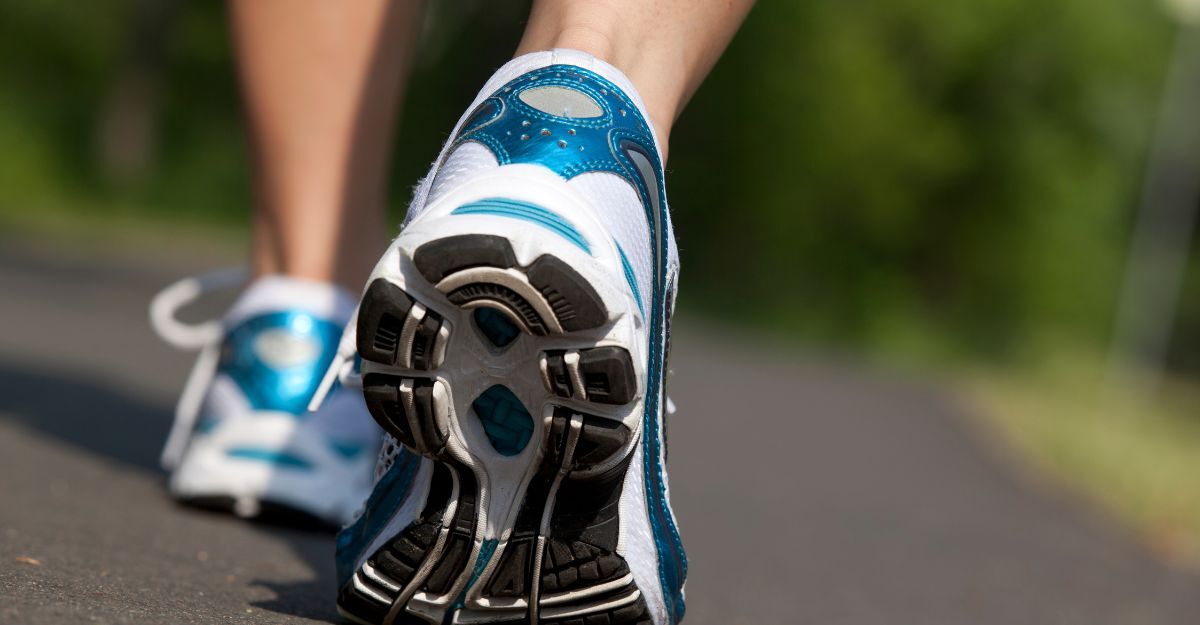 piedi con scarpe da ginnastica