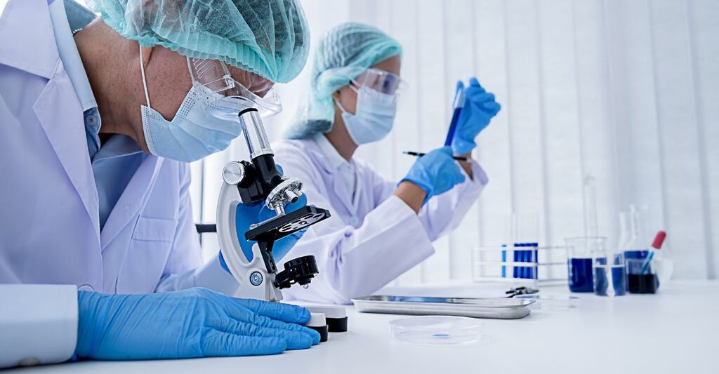 ricercatori in laboratorio