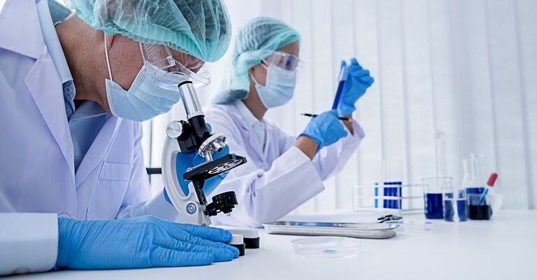 ricercatori in laboratorio