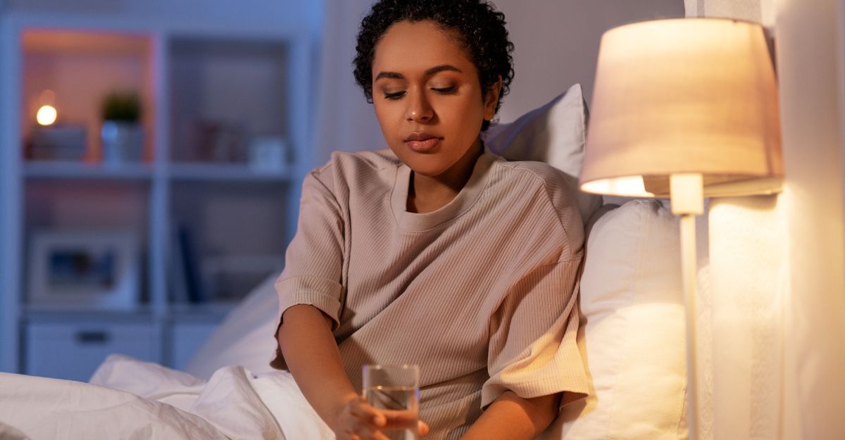 ragazza beve acqua priva di coricarsi