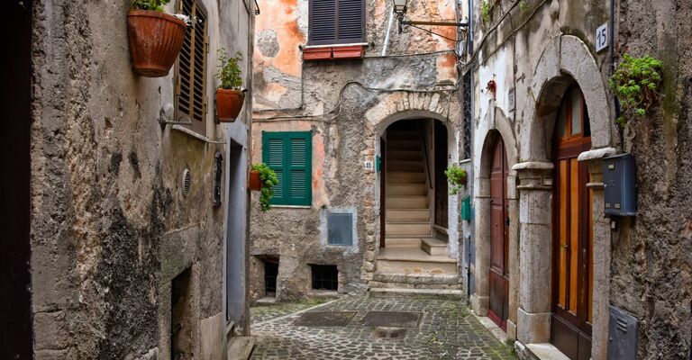 viuzza in un borgo