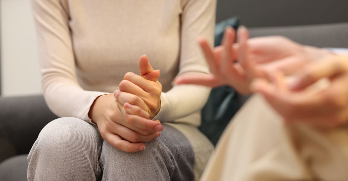 Le mani di una ragazza dalla psicologa