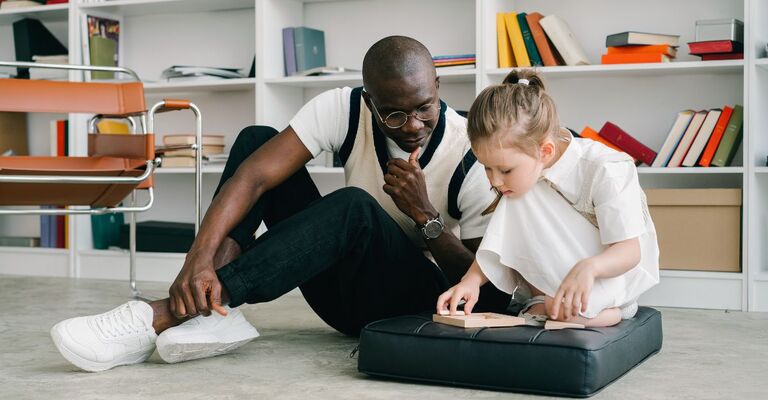 educatore gioca con bimba autistica
