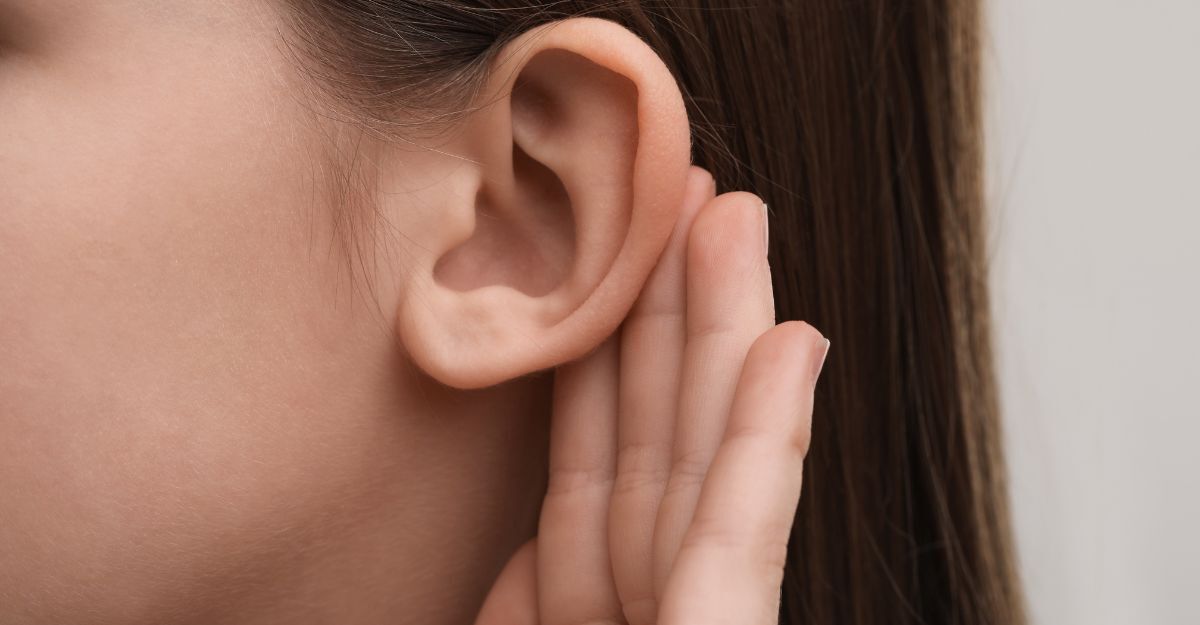 orecchio di una donna in primo piano